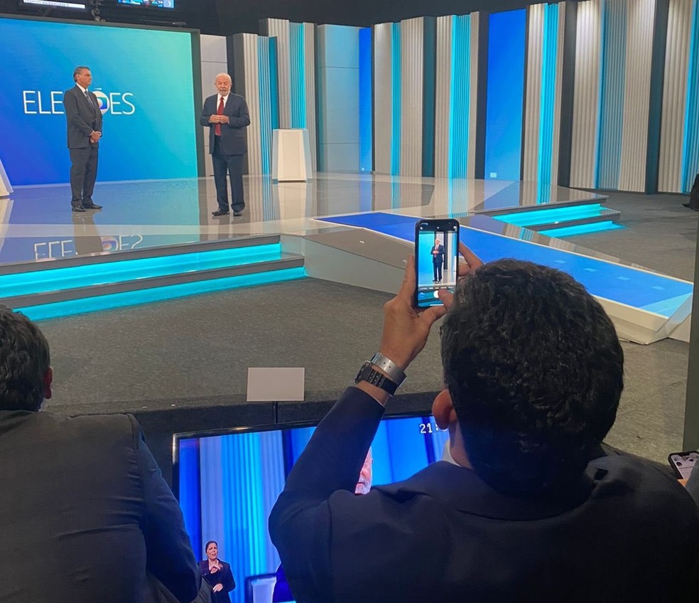 O ex-juiz federal e ex-ministro da Justiça do governo Bolsonaro (PL), Sergio Moro (União Brasil), foi flagrado, durante o debate desta sexta-feira, fotografando Lula (PT) — Foto: Reprodução