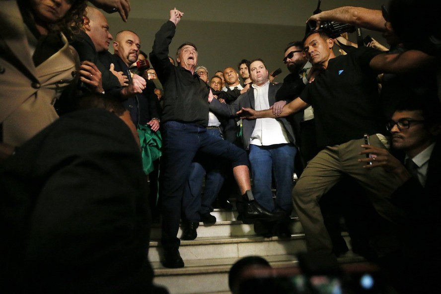 Bolsonaro exibe tornozaleira eletrônica ao lado de aliados no Congresso