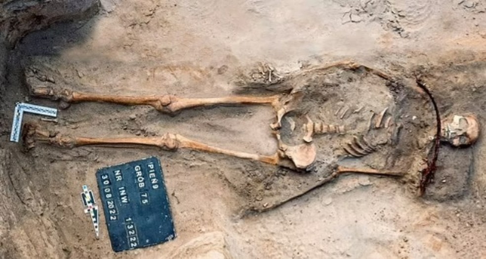 Área em que mulher foi achada chegou a ser batizada de 'Campo dos Vampiros' e abriga cerca de 100 mortos enterrados de maneiras curiosas — Foto: Institute of Archeology of The Nicolaus Copernicus University