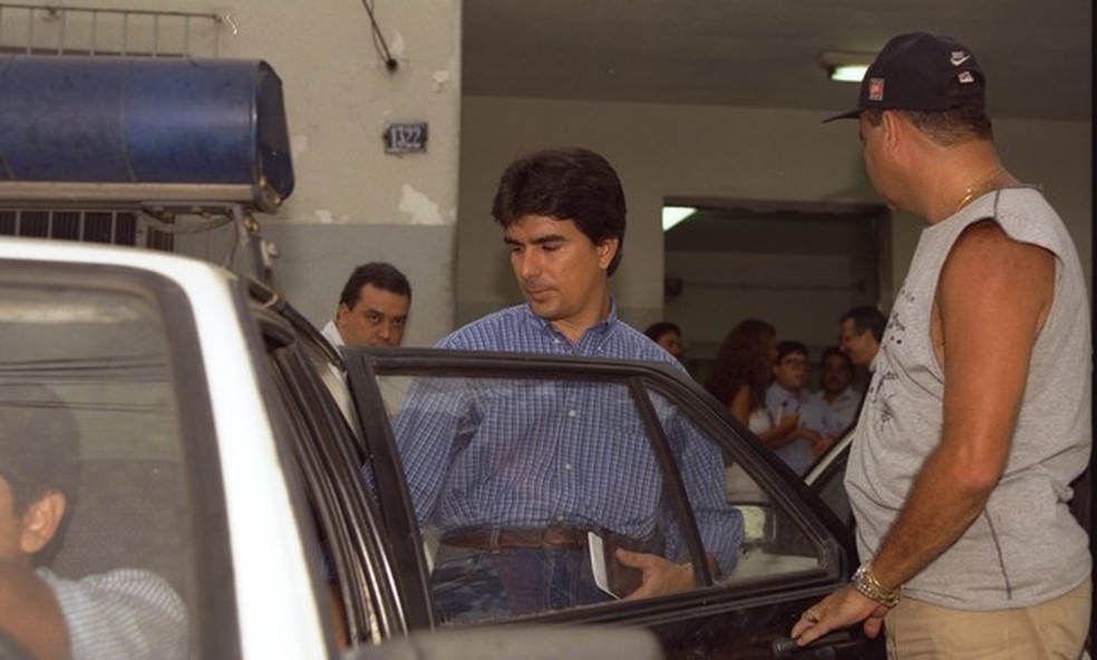 Rogério de Andrade na delegacia, em 1998, sob suspeita de mandar matar o primo — Foto: Guilherme Pinto/Agência O GLOBO
