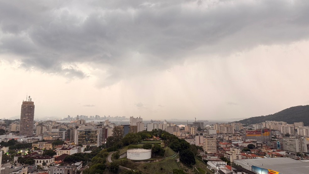 Céu nublado em Niterói na tarde desta terça-feira — Foto: Foto de leitor