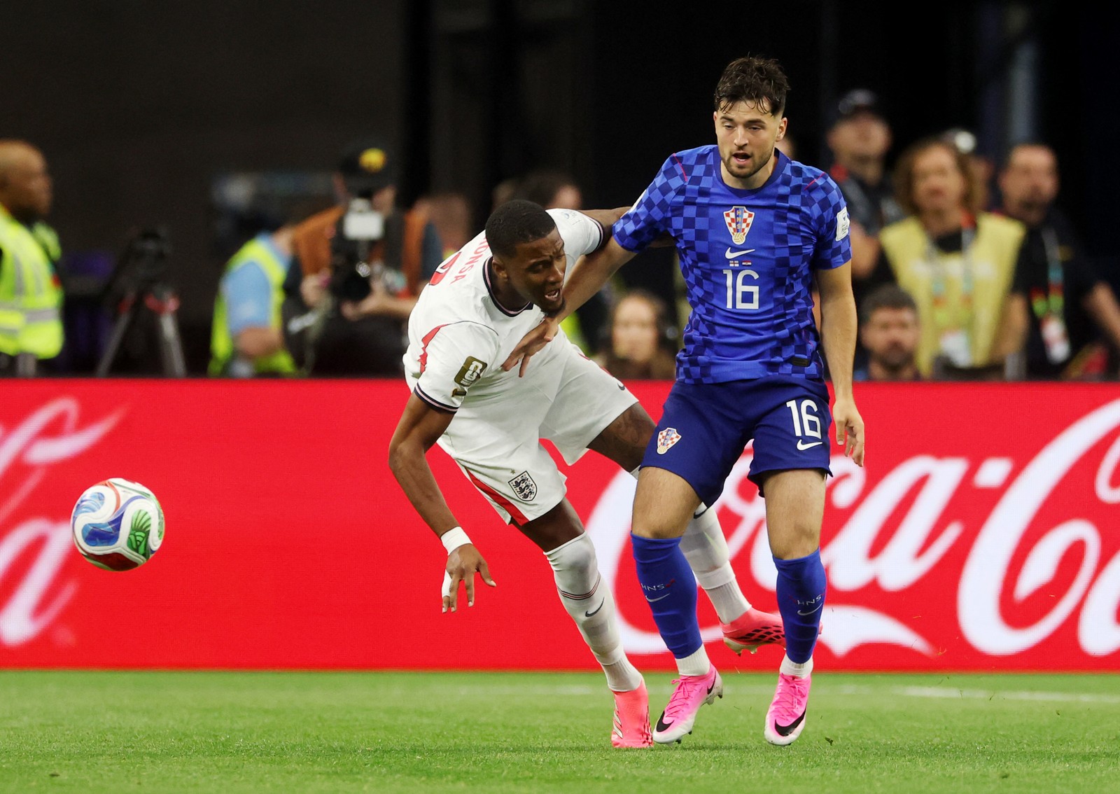 Ezri Konsa, camisa 2 da Inglaterra e Martin Baturina, camisa 16 da Croácia, disputam a bola — Foto: Getty Images via AFP