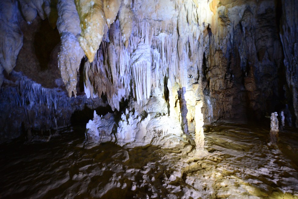 Interior da caverna Actun Tunichil Muknal, uma das grandes atrações naturais de Belize — Foto: Divulgação / Travel Belize