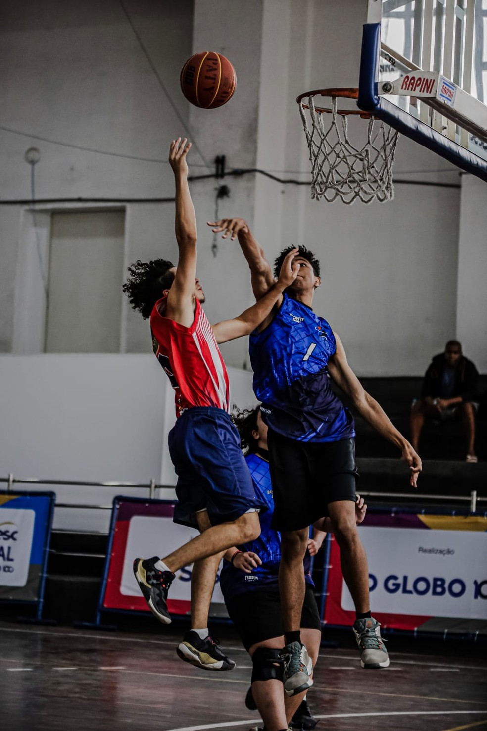 Atletas do Iserj (de azul) e da escola Peralta de Paty de Alferes se enfrentam no sub-18 masculino — Foto: Lana Costa