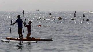 Mar de Copacabana enche já pela manhã durante onda de calor no Rio — Foto: Custódio Coimbra/Agência O Globo