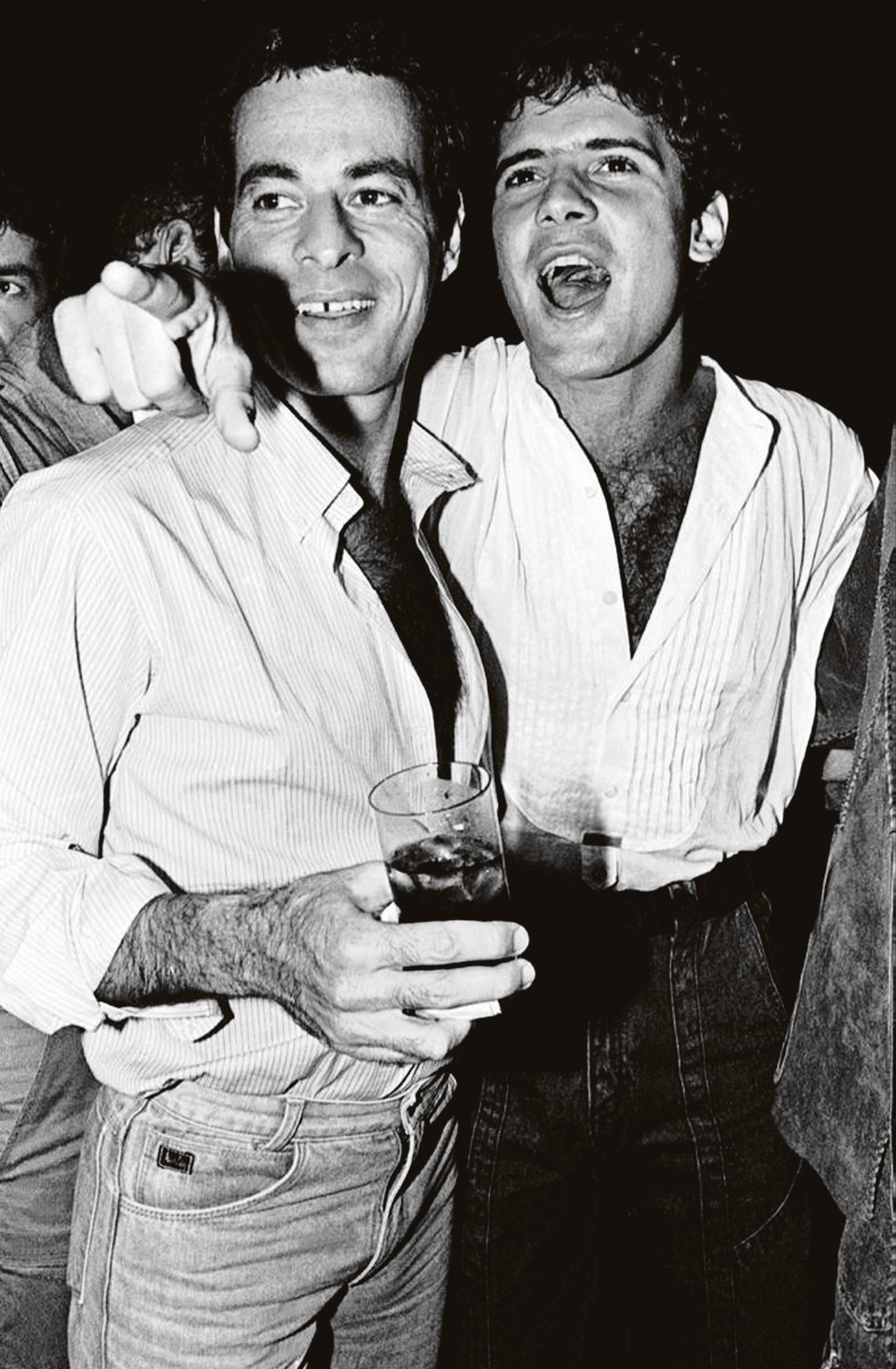 Abril de 1986. Cazuza em sua festa de 26 anos, com Ney Matogrosso — Foto: Divulgação/Cristina Granato