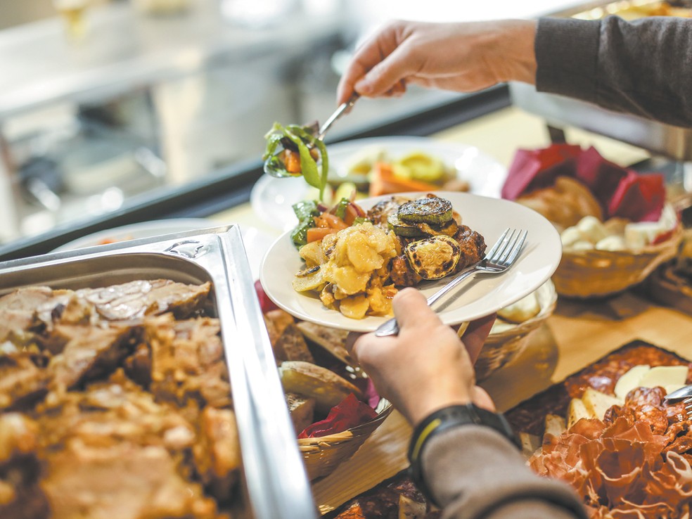 Presente no dia a dia, o  benefício contribui para  garantir alimentação regular  aos trabalhadores — Foto: Getty Images