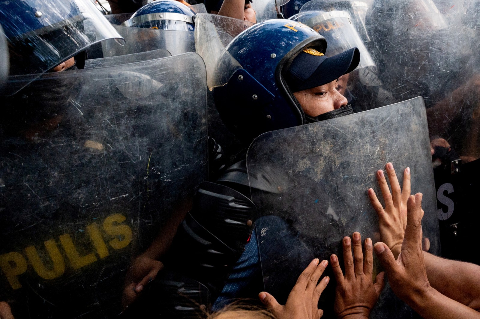 Policiais bloqueiam ativistas durante um protesto denunciando a proclamação do novo presidente e vice-presidente filipino, em frente à Comissão de Direitos Humanos, em Quezon City, Metro Manila, Filipinas — Foto: LISA MARIE DAVID / REUTERS