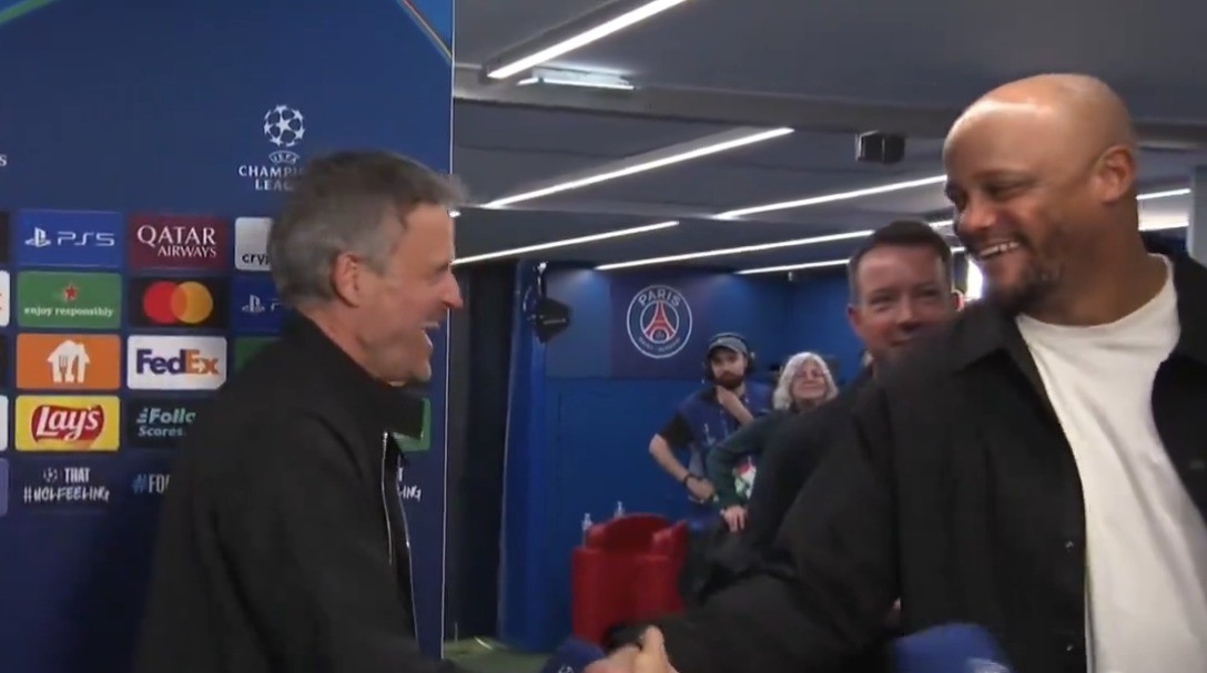 Luis Enrique e Vincent Kompany em campo após o épico PSG x Bayern