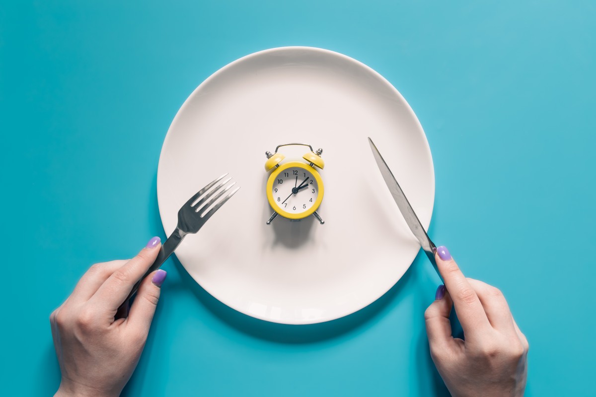 Jejum intermitente: ficar 14 horas sem comer melhora apetite, humor e sono, diz novo estudo