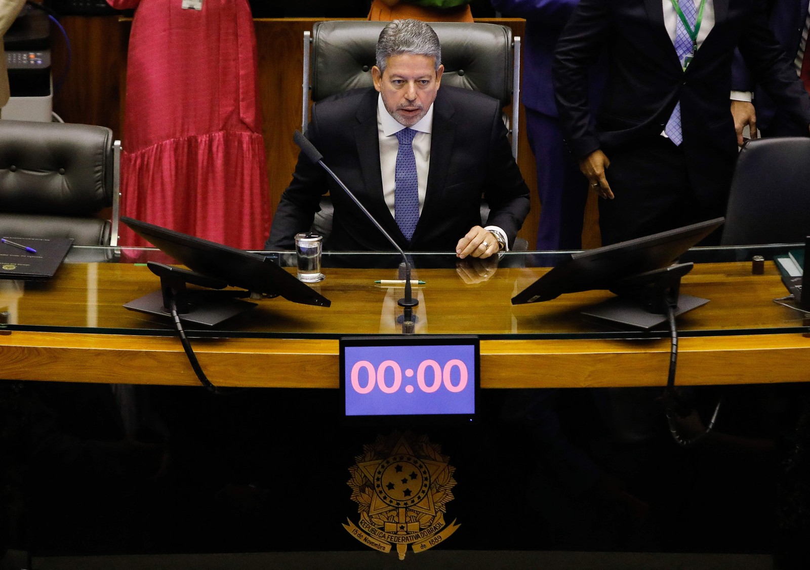 O presidente da Câmara dos Deputados, Arthur Lira, fala durante a cerimônia de posse dos novos deputados brasileiros no plenário da Câmara dos Deputados, em Brasília — Foto: Sergio Lima / AFP
