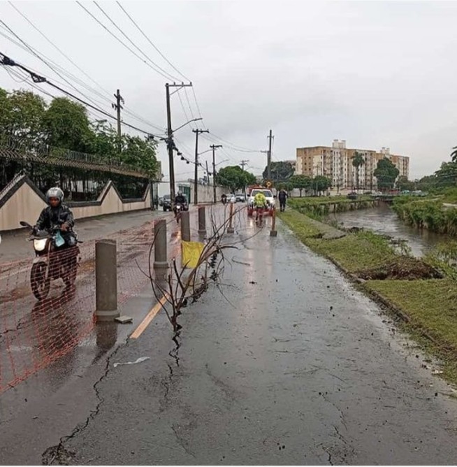 Avenida em Jacarepaguá é interditada após parte da pista desabar; recuperação pode levar dois meses