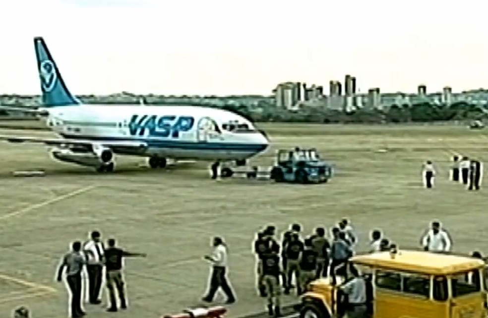 Avião da Vasp após sequestro liderado por Palermo em 2000 — Foto: Reprodução/Globoplay