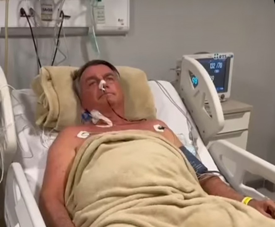 Cirurgia de Bolsonaro para desobstruir intestino termina após 12 horas, e ex-presidente está estável, diz boletim médico