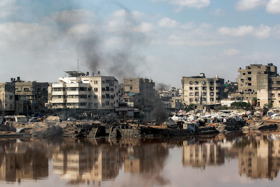 Palestinos expulsos de suas casas acampam perto de lago de coleta de águas residuais na Cidade de Gaza — Foto: Bashar TALEB / AFP