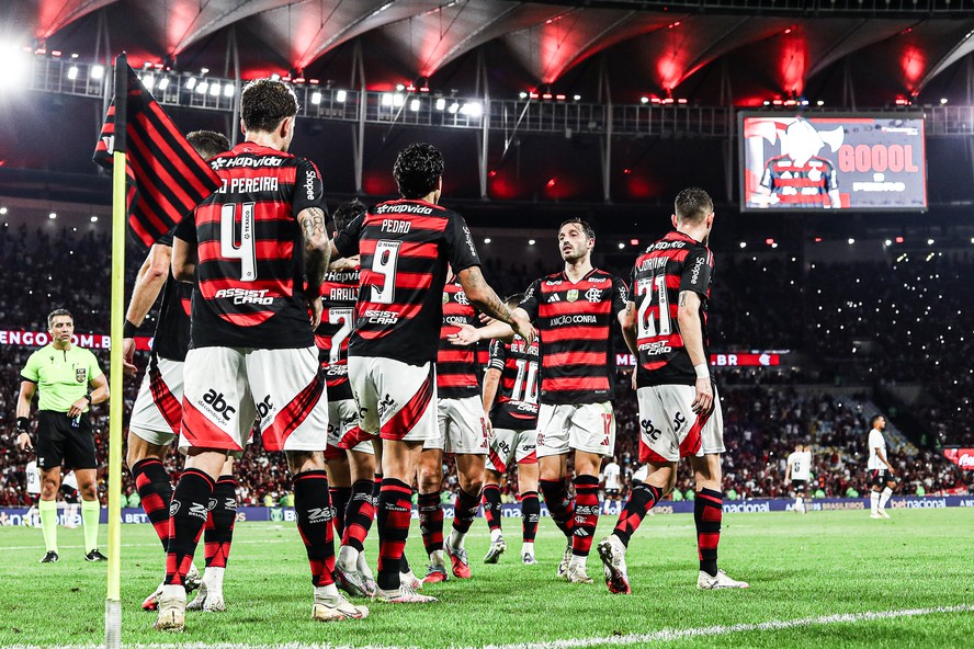 Jogadores do Flamengo comemoram um dos gols da goleada por 8 a 0 contra o Vitória