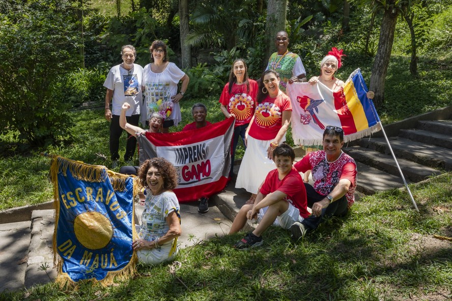 Integrantes  do Imprensa Que Eu Gamo, do Bloco de Segunda e  do Escravos  da Mau&aacute;: despedida  da folia de rua