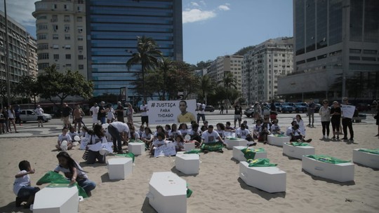Grito por Justiça: Parentes de Thiago Flausino fazem passeata na Praia de Copacabana em memória de crianças mortas pela violência no Rio 