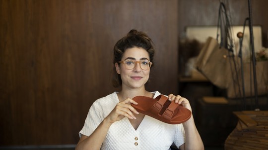 Criadora da primeira sandália de plástico vegana brasileira é premiada no Cartier Women's Initiative Awards
