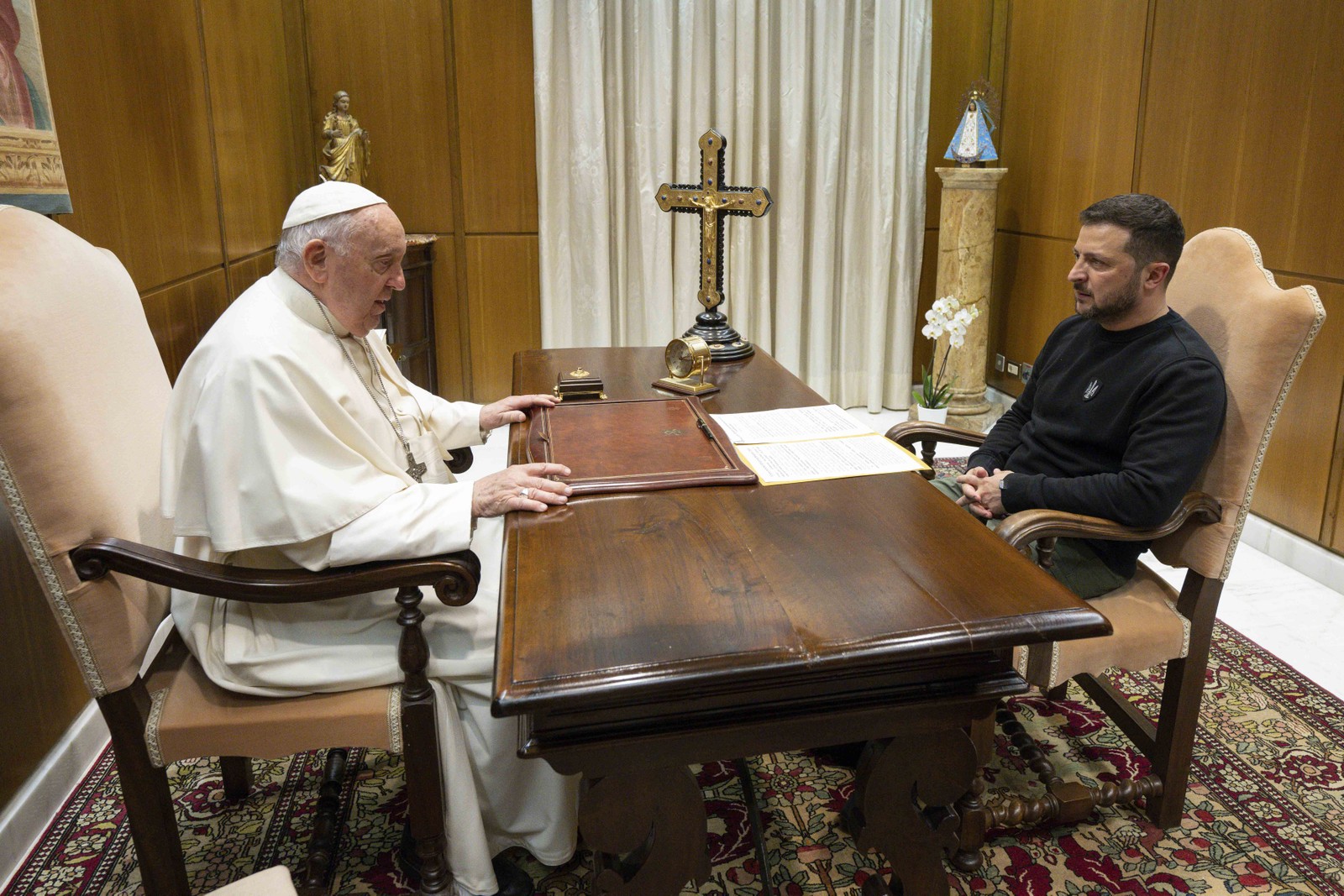 Encontro privado entre o Papa Francisco e o presidente ucraniano Volodymyr Zelensky — Foto: Handout / VATICAN MEDIA / AFP
