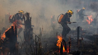 Bombeiros e voluntários combatem um incêndio na floresta amazônica em Apuí, sul do Amazonas. — Foto: MICHAEL DANTAS / AFP