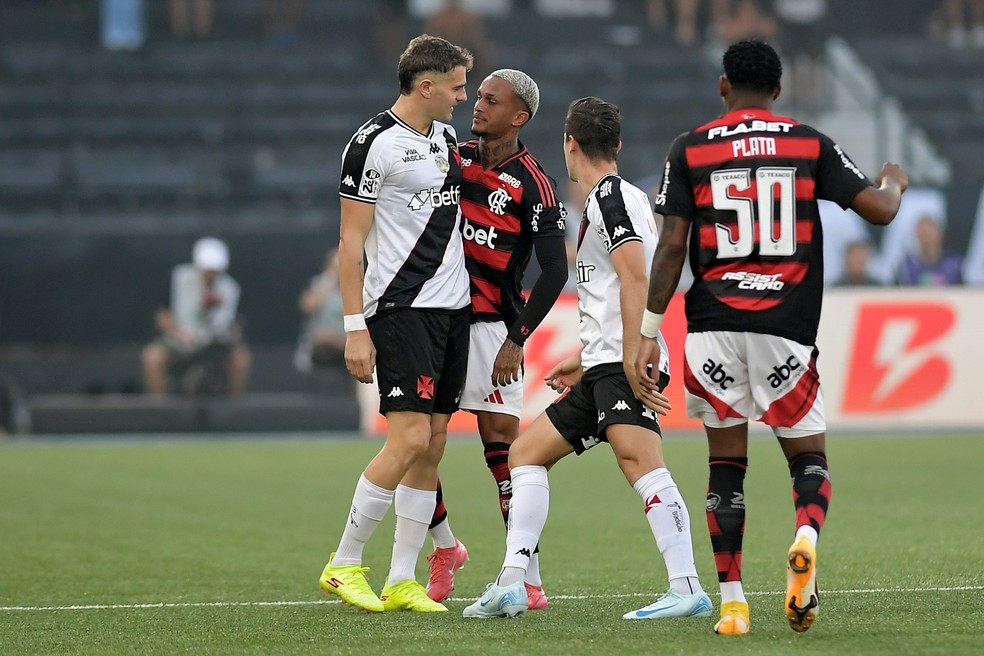 Wesley e Vegetti trocaram farpas em Flamengo x Vasco no Carioca — Foto: AndrÃ© Fabiano/CÃ³digo 19/AgÃªncia O Globo