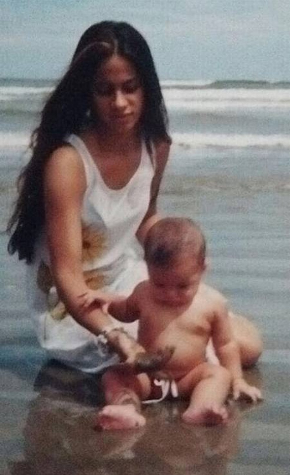 Maíra Cardi, aos 27 anos, dá banho no filho: imagem do passado mostra que nariz da influenciadora era diferentes antes de rinoplastia — Foto: Reprodução/Instagram