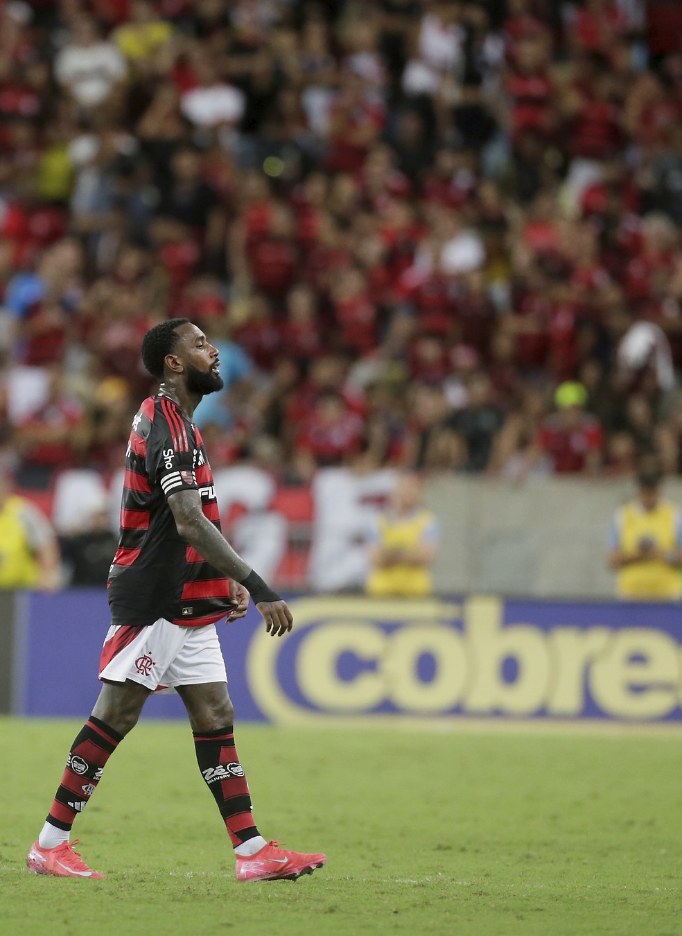 Gerson é expulso em Flamengo x Bahia — Foto: Marcelo Theobald / Agência O Globo