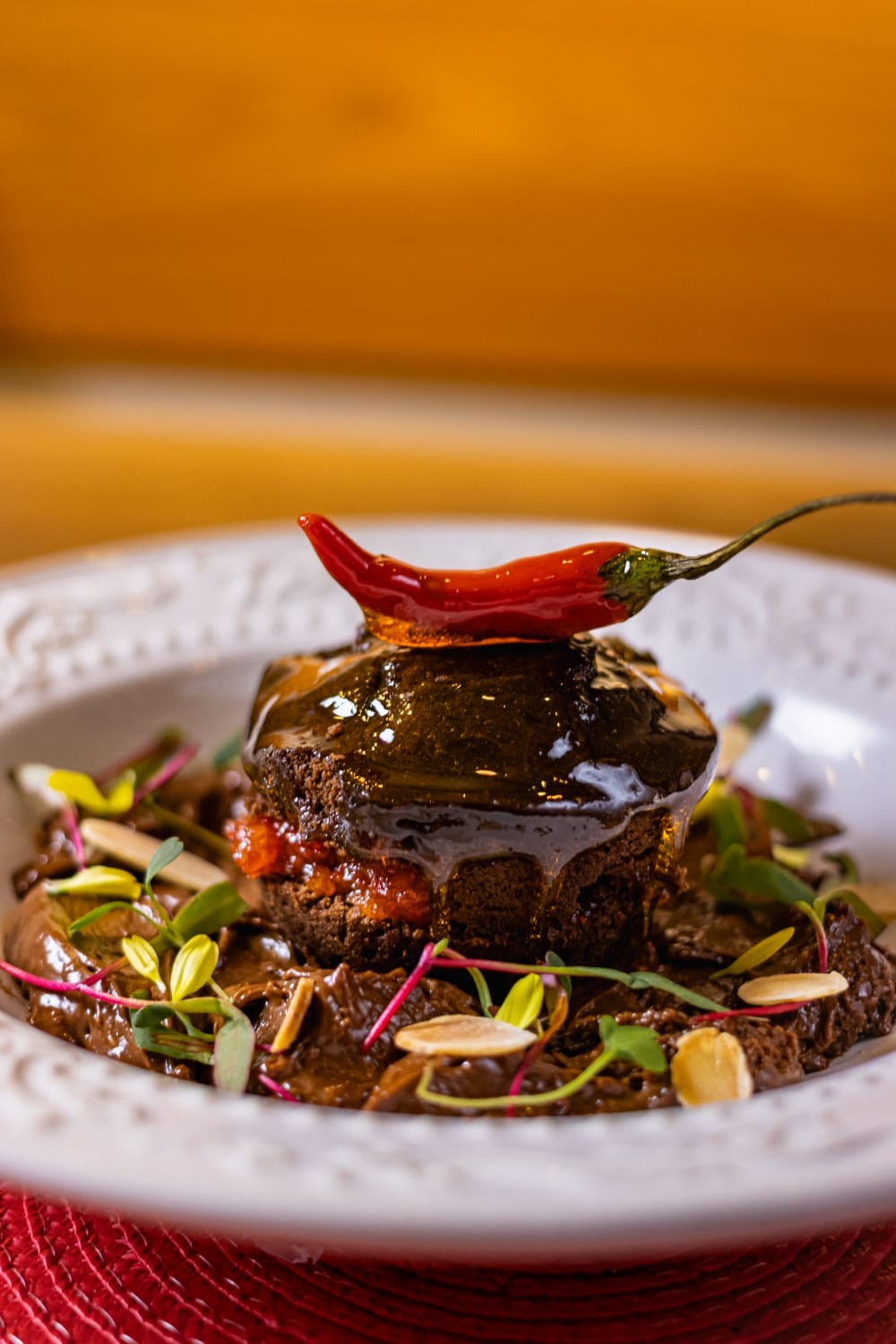 A Ragazza Di Pasta (96643-1151) preparou uma sobremesa especial: a tortina caramelada de cacau com canela e pimenta é recheada com geleia artesanal de pimenta, mousse de chocolate meio amargo com pimenta dedo-de-moça e pimenta calabresa caramelada extraforte: R$ 35,90 — Foto: Divulgação
