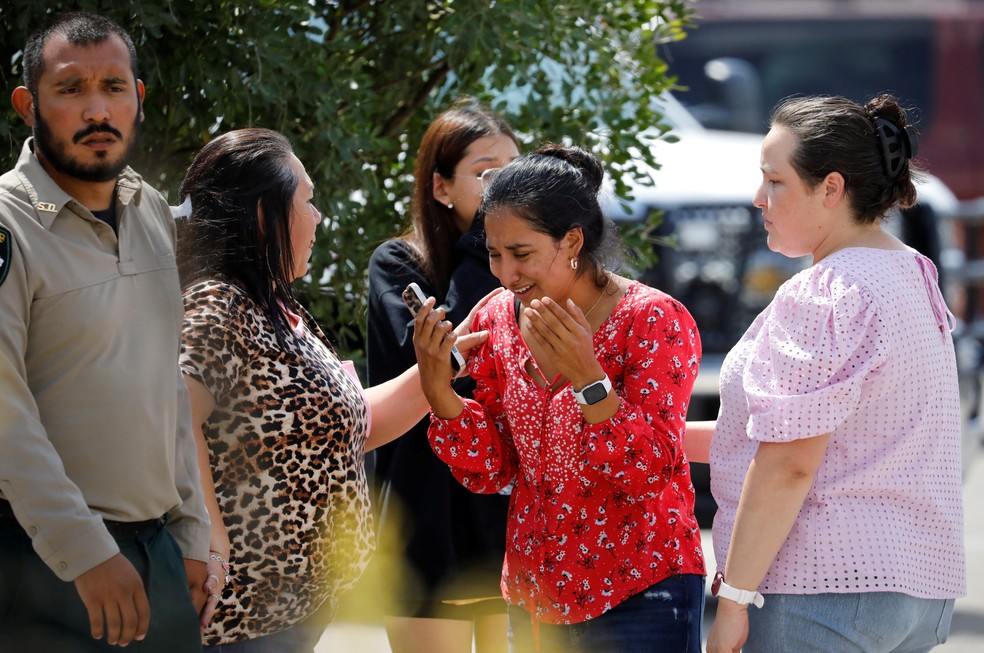 Mulher reage do lado de fora do Centro Cívico de Leon, para onde alunos foram transportados da Robb Elementary School após um ataque a tiros na cidade de Uvalde, no Texas — Foto: Marco Bello / Reuters