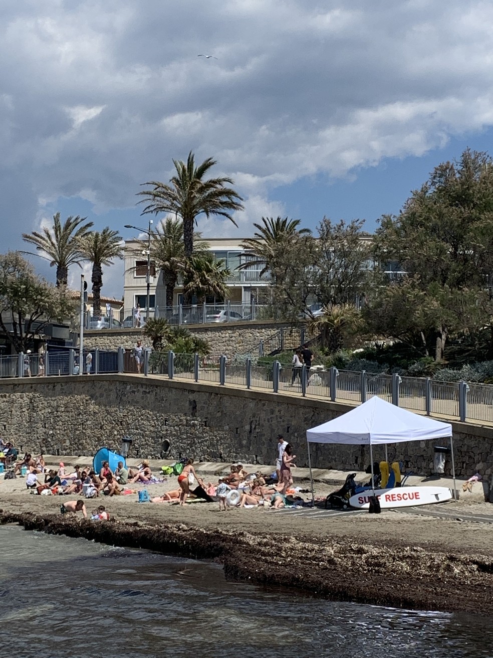 Banhistas à beira-mar em Sanary-sur-Mer, na Côte d'Azur francesa — Foto: Fabiana Gabriel