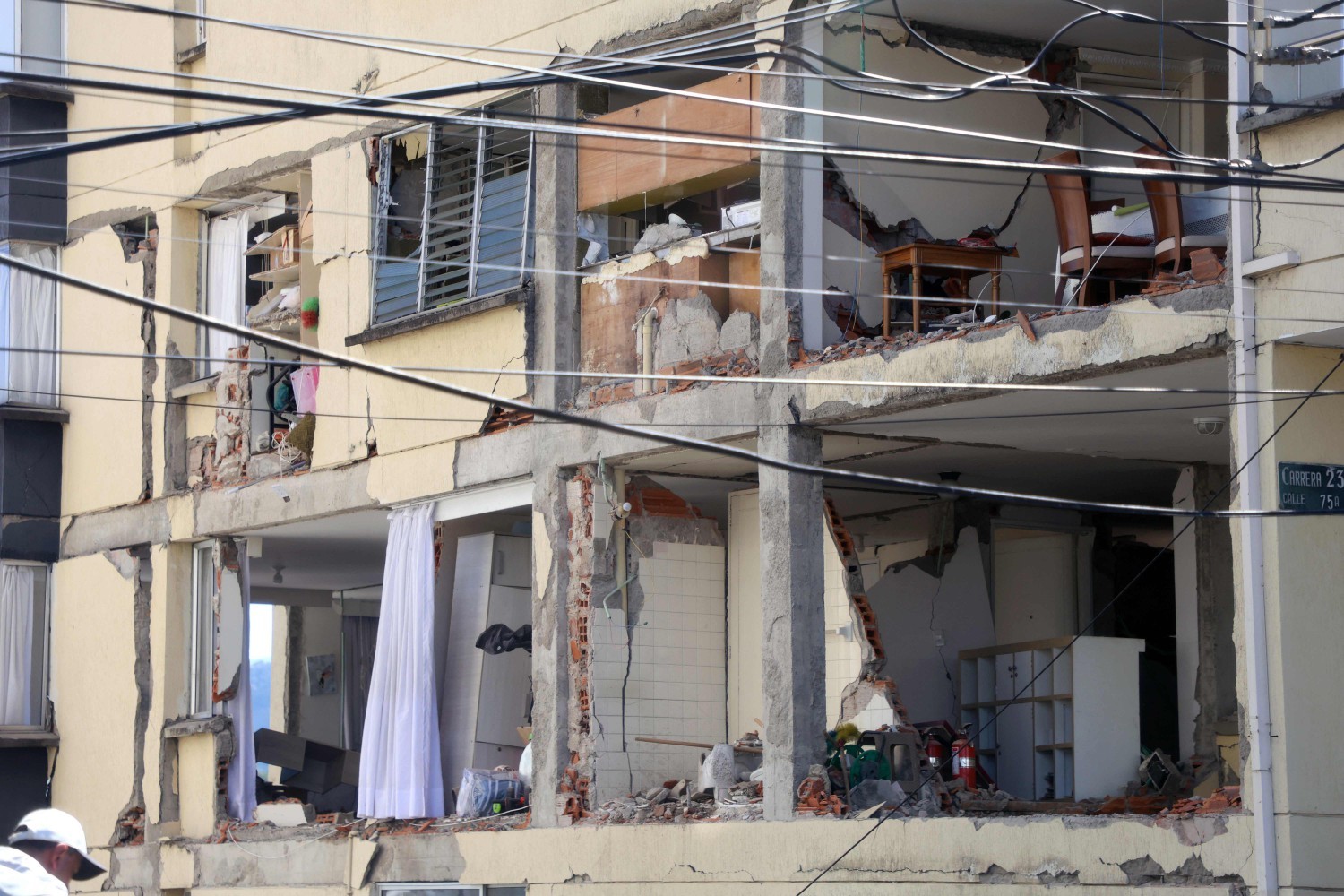 Vista de um edifício danificado após um terremoto em Manizales, Colômbia. — Foto: Giovanny Galvez / AFP