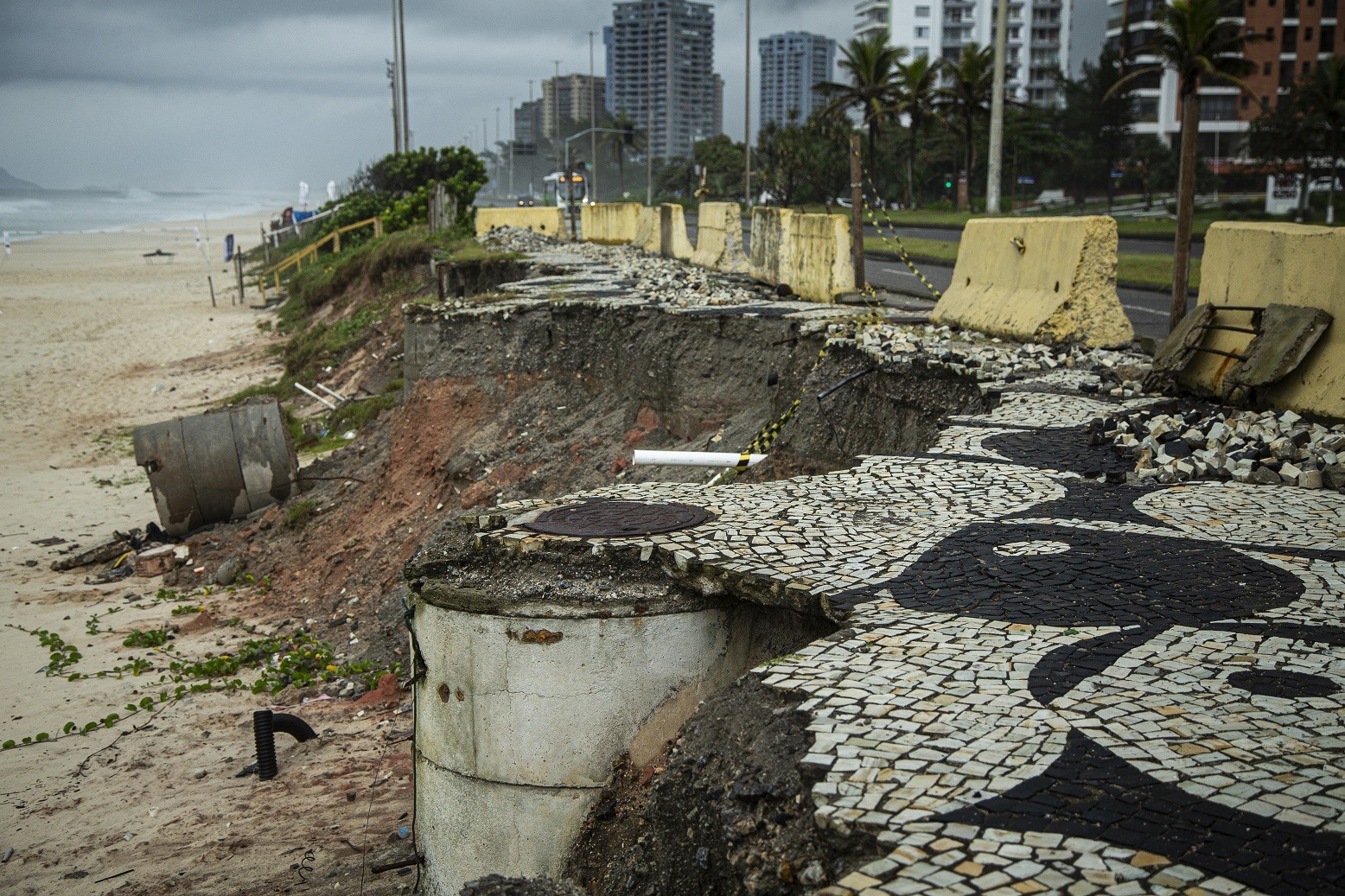 Parte do calçadão destruído por uma ressaca foi interditado e abandonado na Barra da Tijuca, Zona Oeste do Rio — Foto: Hermes de Paula / Agência O Globo