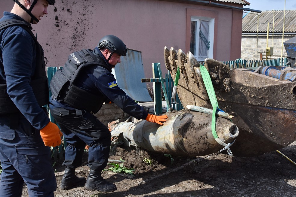 Técnicos retiram bomba russa não detonada de vilarejo na Ucrânia. — Foto: Andriy Andriyenko/SOPA Images/LightRocket via Getty Images