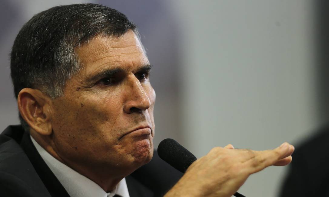 Imagem ilustrativa sobre Santos Cruz chama busca dos Bolsonaro nos EUA de ‘vigarice’