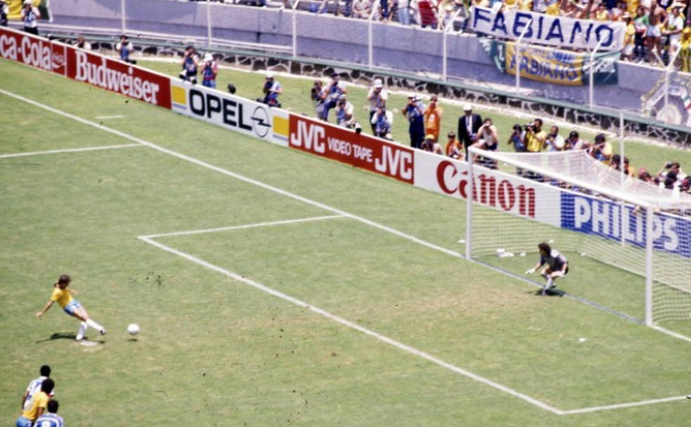 Zico cobra pênalti defendido por Joel Bats na Copa do México — Foto: Hipólito Pereira/Agência O GLOBO