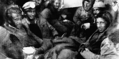 Sobreviventes dentro da fuselagem do avião na Cordilheira dos Andes — Foto: Reprodução