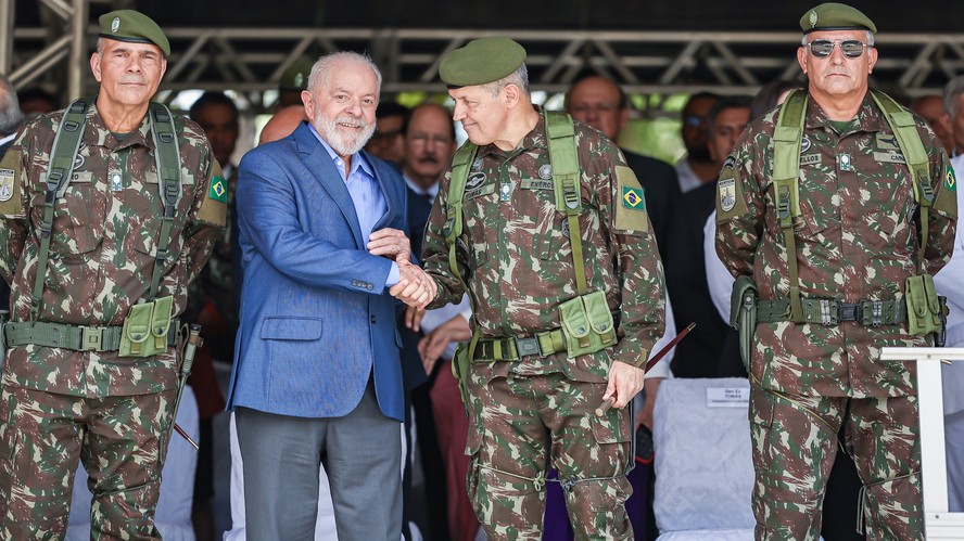 Presidente Lula com militares do Exército Brasileiro