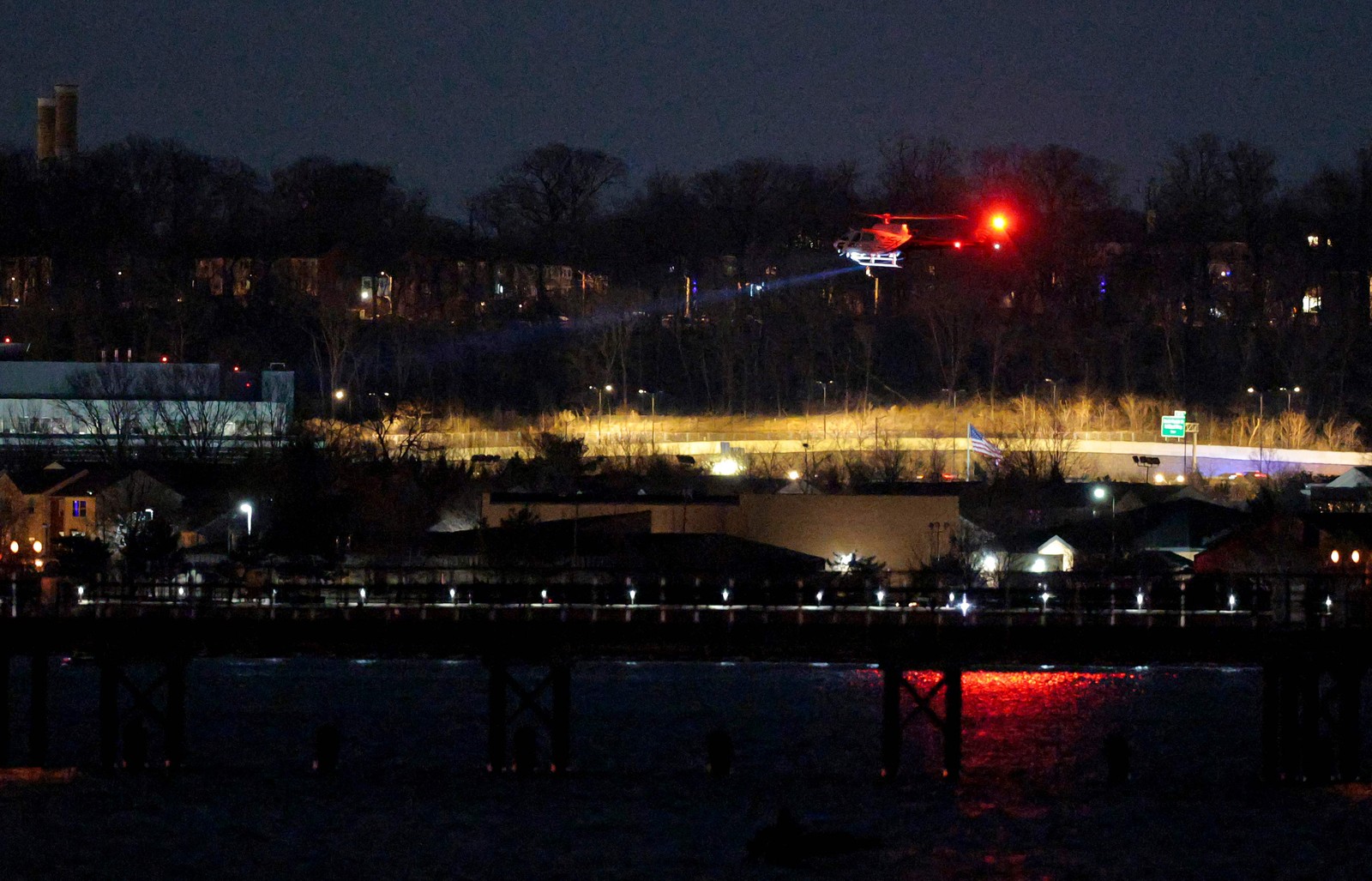 Helicóptero auxilia nas buscas sobre o Rio Potomac, onde avião caiu após se chocar com helicóptero, próximo a Washington — Foto: CHIP SOMODEVILLA / GETTY IMAGES NORTH AMERICA / Getty Images via AFP