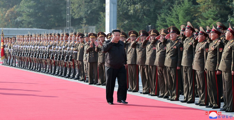 Kim Jong-un, líder da Coreia do Norte, inspeciona tropas em Pyongyang — Foto: KCNA VIA KNS / AFP