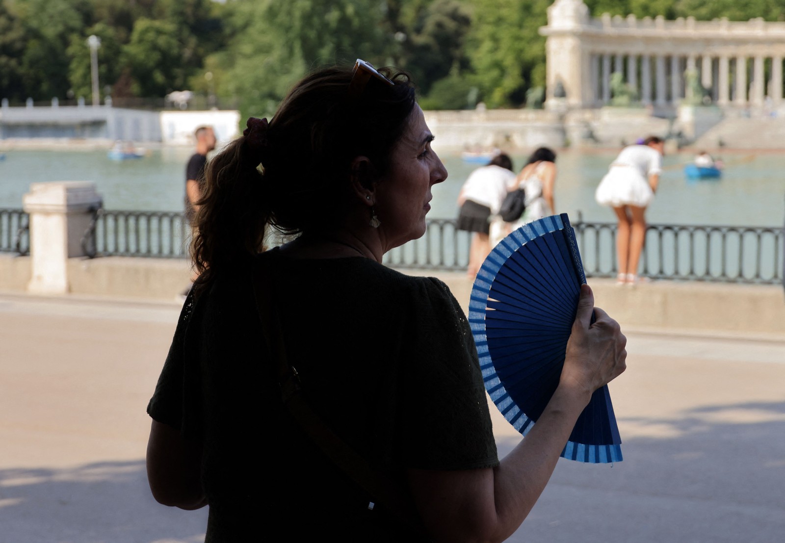 Mulher USA Um Leque Para Se Refrescar em Parque de Madri Durante A Primeira onda de Calor doVerão-foto: Thomas Coex/ AFP
