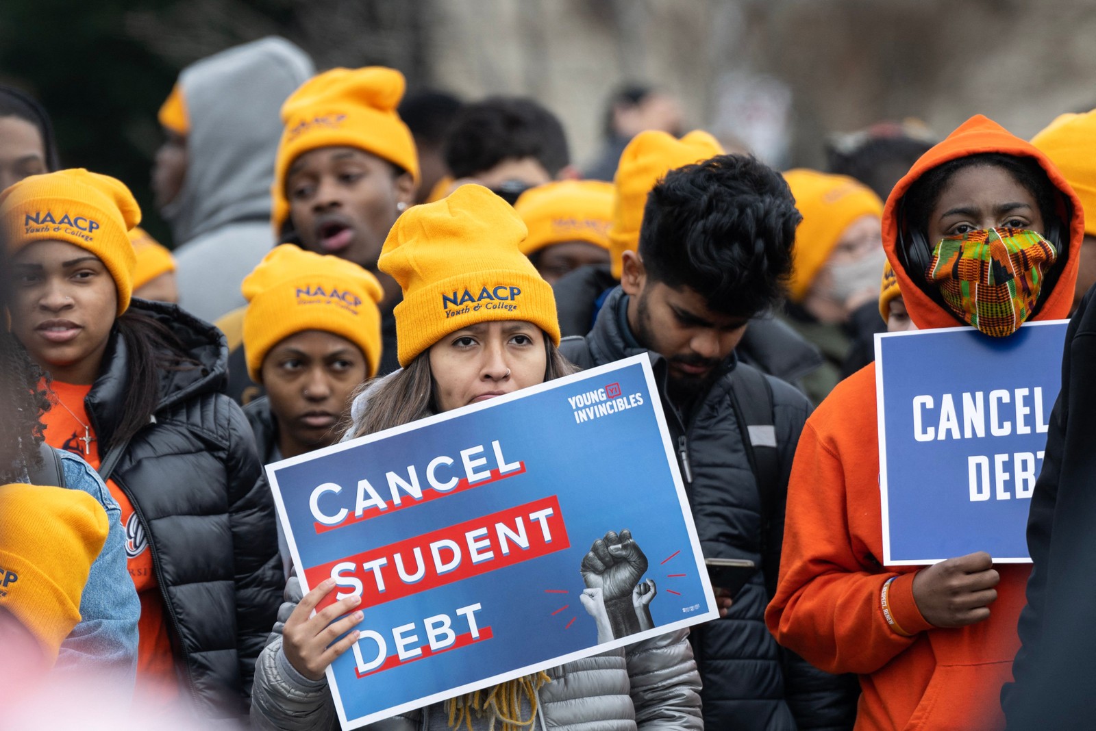 Ativistas e estudantes protestam em frente à Suprema Corte durante uma manifestação pelo cancelamento de dívidas estudantis em Washington — Foto: ANDREW CABALLERO-REYNOLDS/AFP