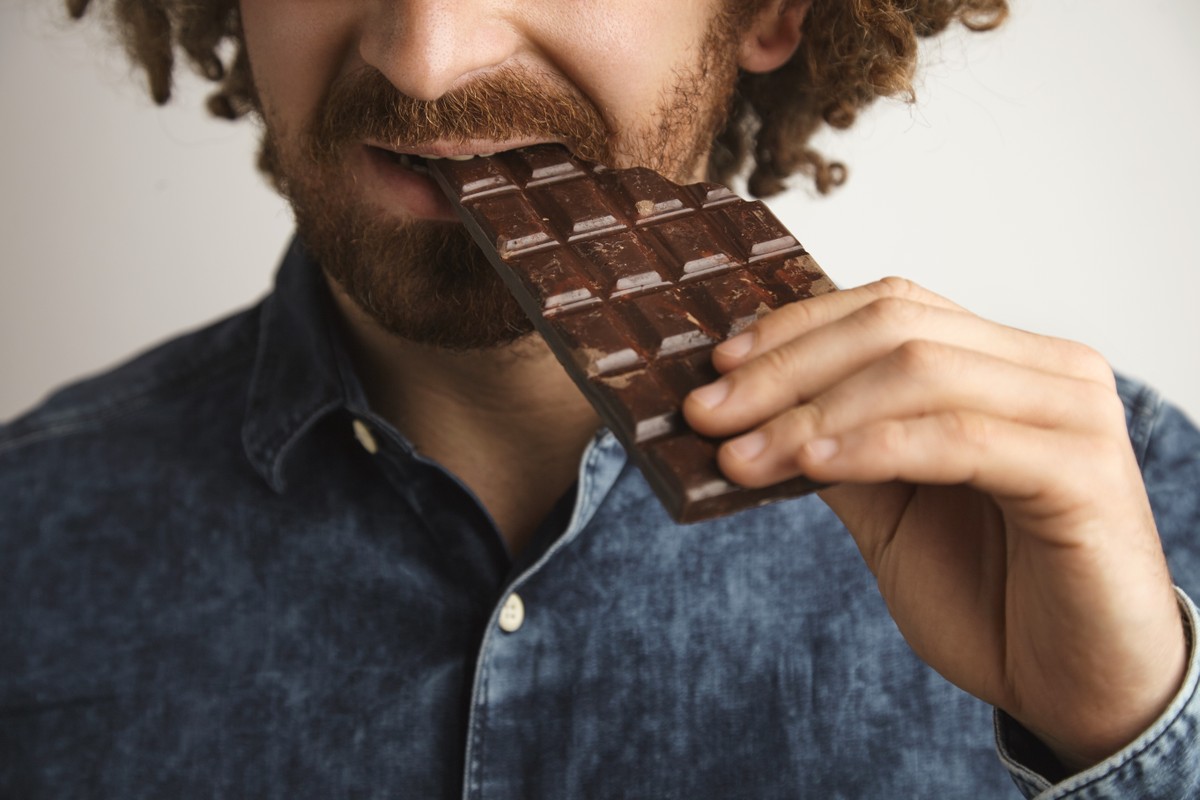 Chocolate Amargo: Novo Estudo Revela Poderoso Aliado no Controle da Hipertensão