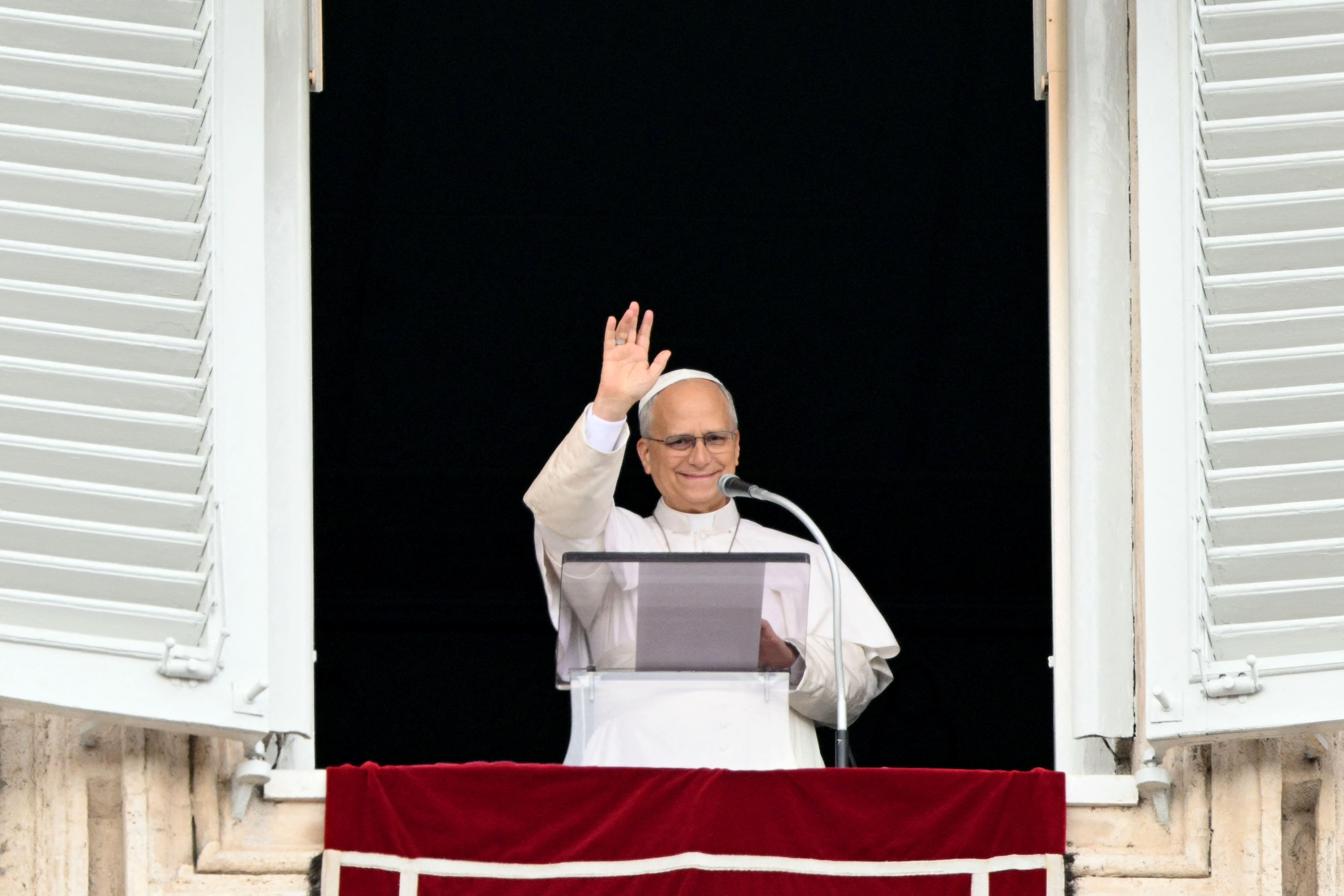 Em primeira aparição pública após cirurgia, Leão XIV reza o Ângelus diante de multidão no Vaticano: 'Senti-me próximo de quem enfrenta a doença'