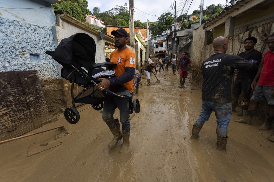 Moradores de Itatinga, em São Sebastião: bairro foi encoberto pela lama no temporal