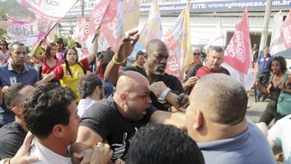 Ato político aconteceu no Clube Tamoio, no bairro Zé Garoto, em São Gonçalo — Foto: Domingos Peixoto