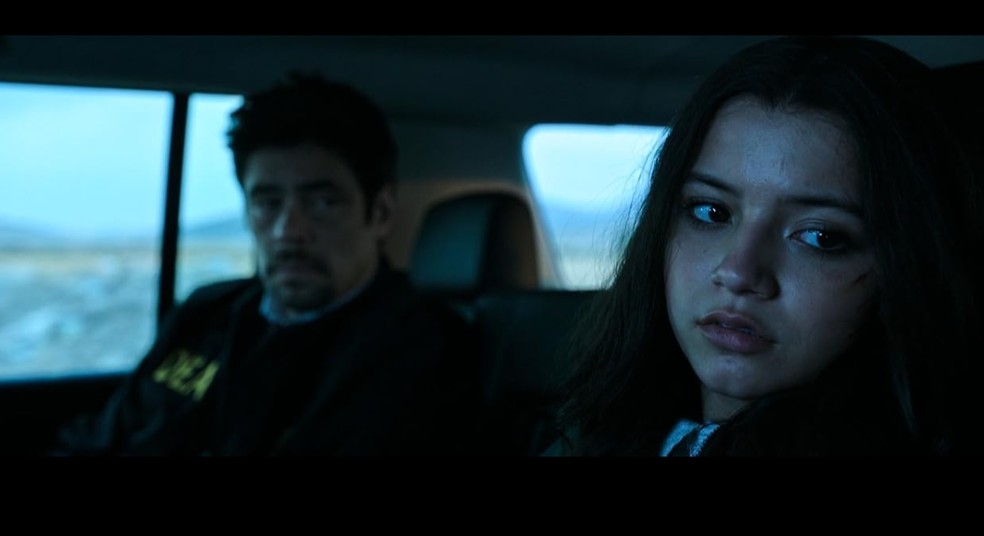 Isabela Merced com Benicio Del Toro em 'Sicario: Dia do soldado' (2018) — Foto: Divulgação