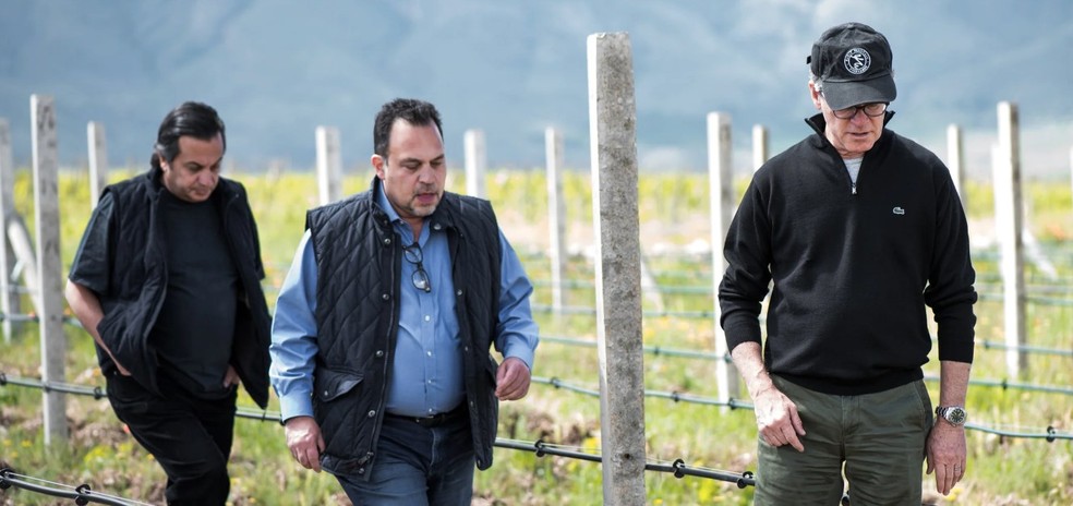 Os irmãos Yacoubian, Viken e Vahe, com o enólogo Paul Hobbs — Foto: Divulgação Yacoubian-Hobbs