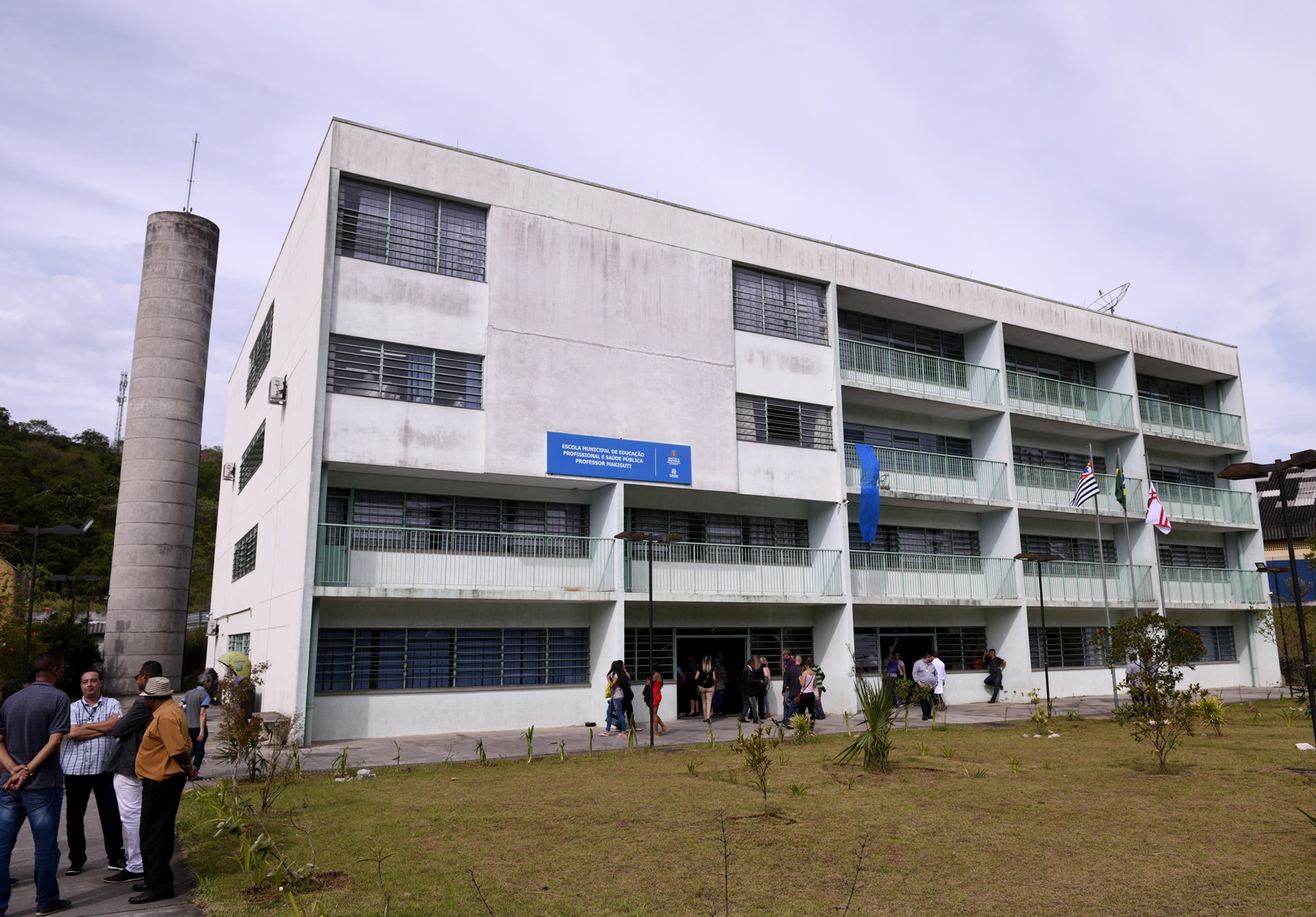 Alunos de escola de saúde que serviu de vitrine para Nunes relatam falta de itens como agulhas, luvas e reagentes