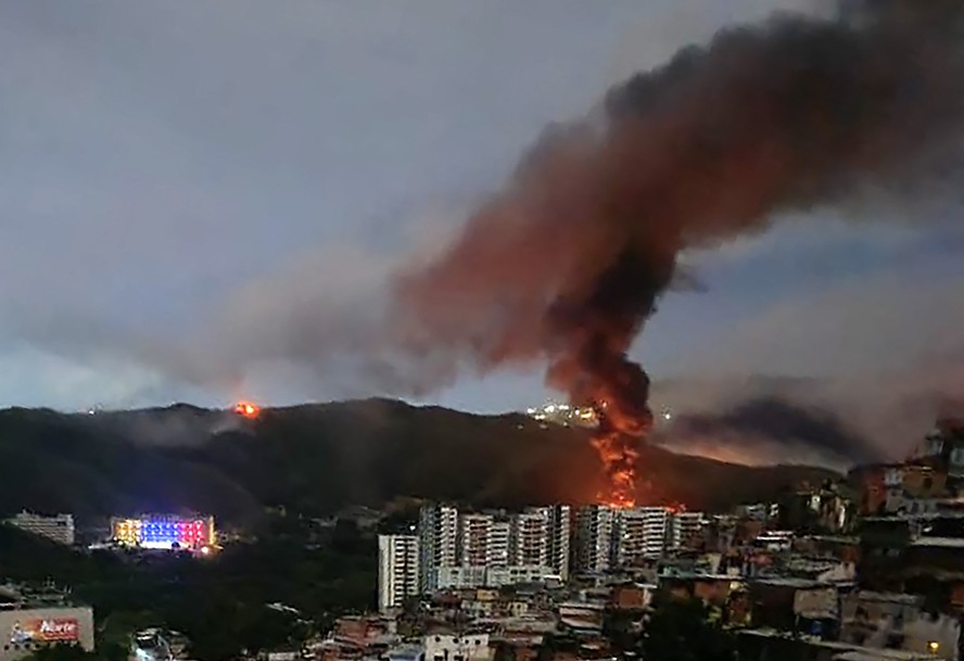 Incêndio no Forte Tiuna, em Caracas, após ataque aéreo dos EUA